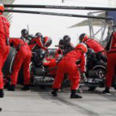 Timo Glock realiza una parada durante el GP de Baréin