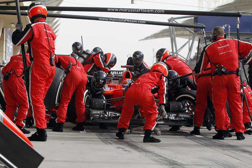 Timo Glock realiza una parada durante el GP de Baréin