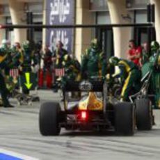 Vitaly Petrov realiza un 'pit stop'