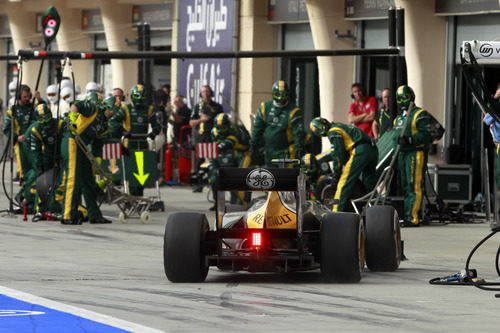 Vitaly Petrov realiza un 'pit stop'