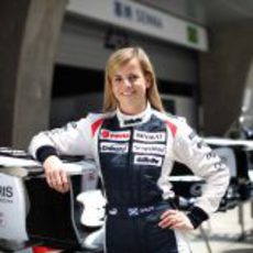 Susie Wolff frente al box de Williams en China