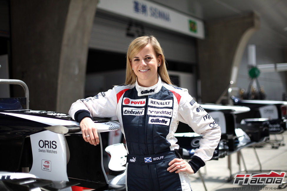 Susie Wolff frente al box de Williams en China