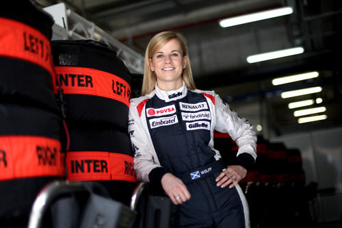 Susie Wolff junto a los neumáticos para el GP de China 2012