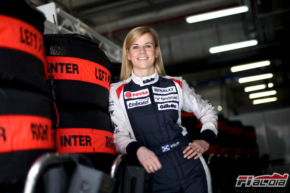 Susie Wolff junto a los neumáticos para el GP de China 2012