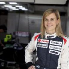 Susie Wolff en el box del equipo Williams