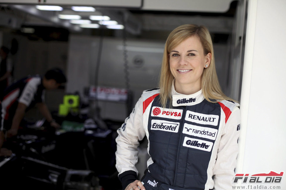 Susie Wolff en el box del equipo Williams