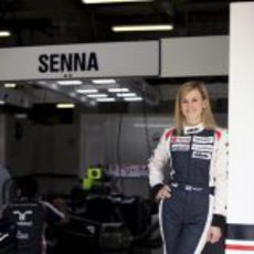 Susie Wolff posa junto al box de Bruno Senna en China