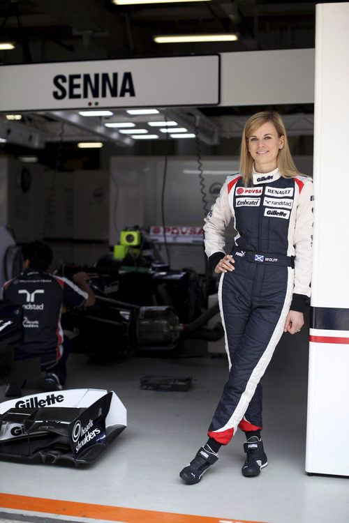 Susie Wolff posa junto al box de Bruno Senna en China