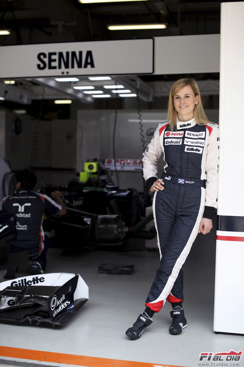 Susie Wolff posa junto al box de Bruno Senna en China