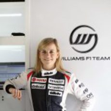 Susie Wolff junto al logo de Williams F1