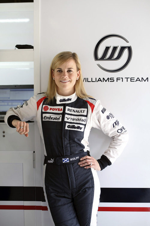 Susie Wolff junto al logo de Williams F1