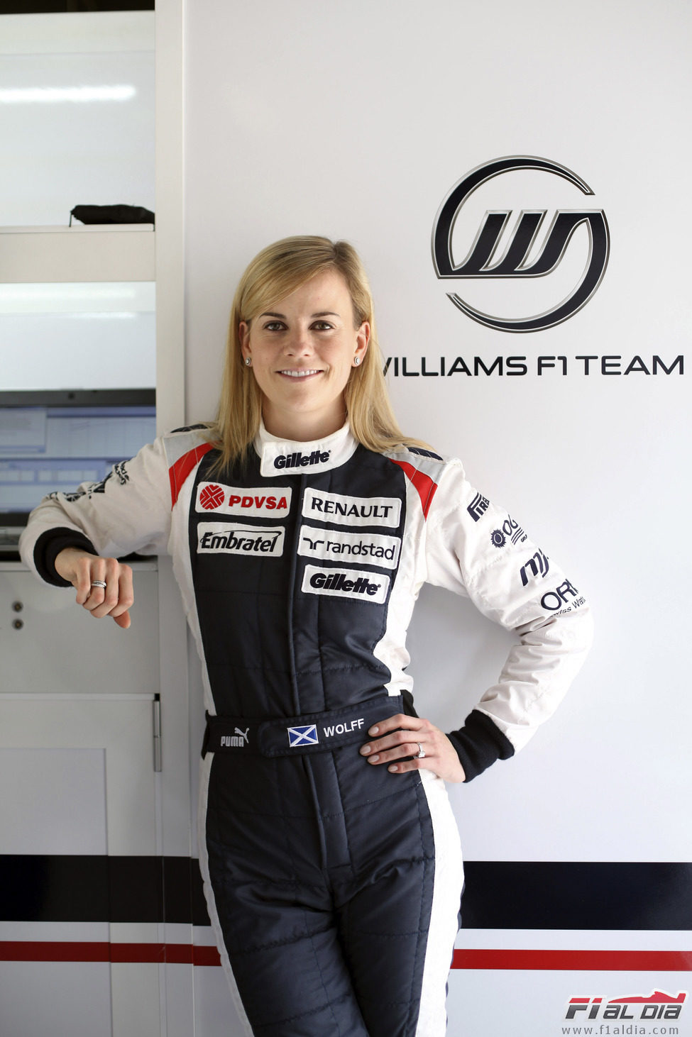 Susie Wolff junto al logo de Williams F1