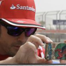 Fernando Alonso fotografía a su Tomita