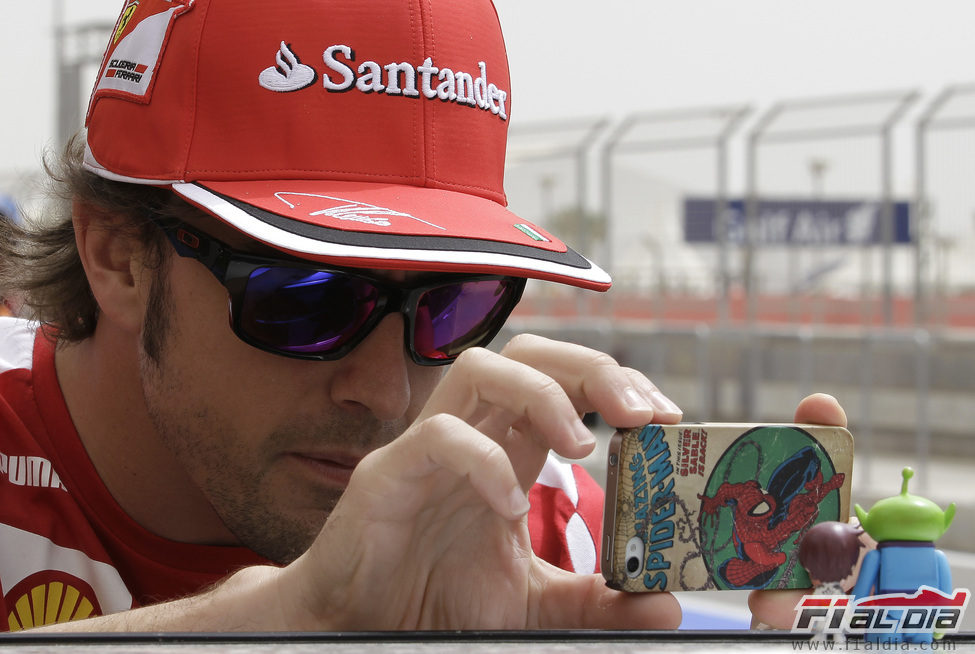Fernando Alonso fotografía a su Tomita