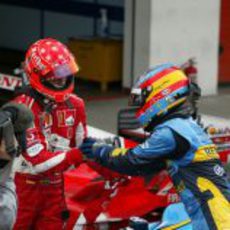 Schumacher y Alonso se felicitan tras el GP de San Marino 2005