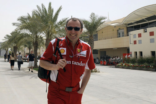 Stefano Domenicali sonríe a la entrada al paddock