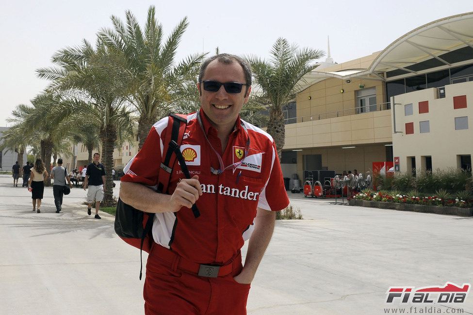 Stefano Domenicali sonríe a la entrada al paddock