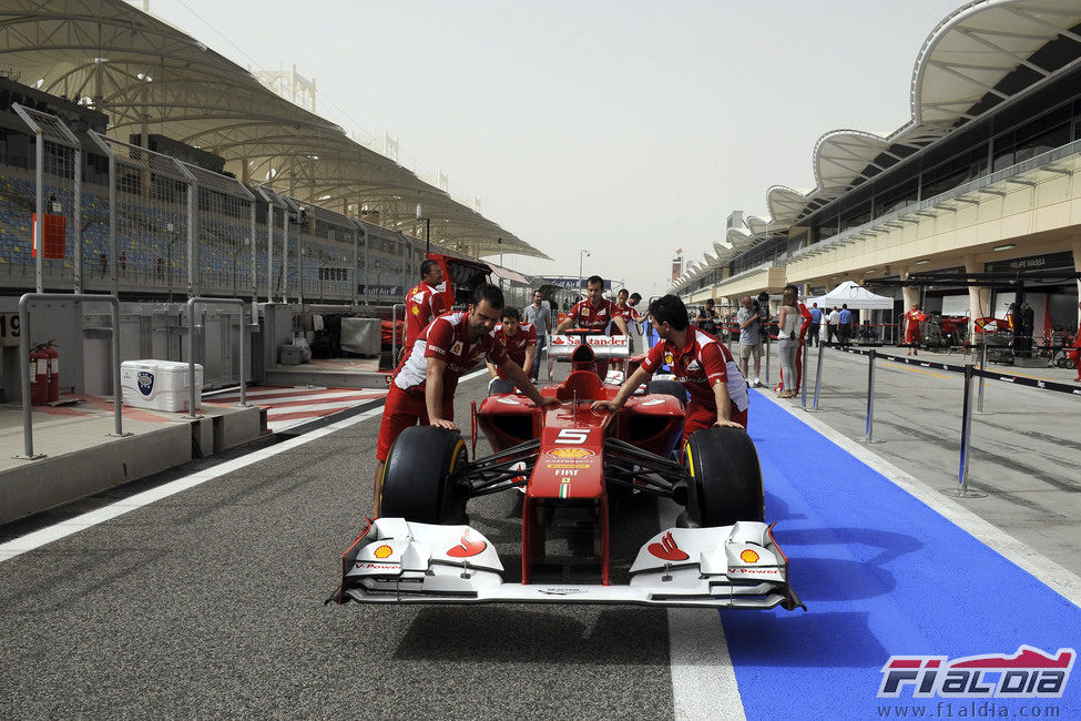 Los mecánicos empujan el F2012