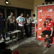 Fernando Alonso atiende a la prensa en Baréin