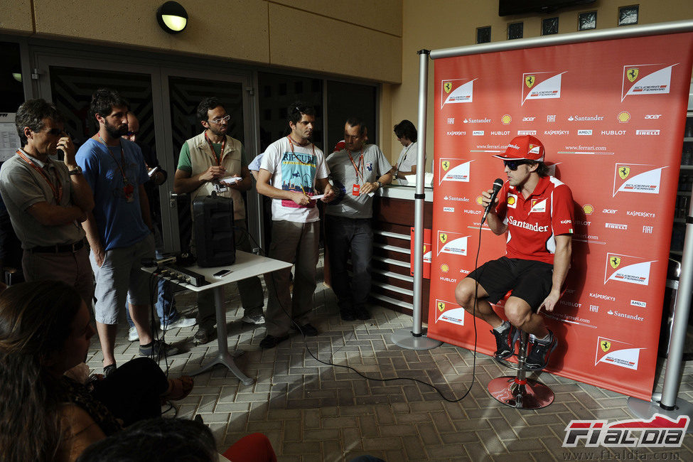 Fernando Alonso atiende a la prensa en Baréin