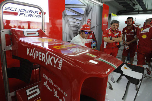 El morro del F2012 frente a Fernando Alonso