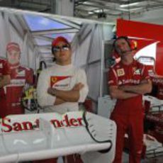 Felipe Massa mira la televisión en el box de Ferrari