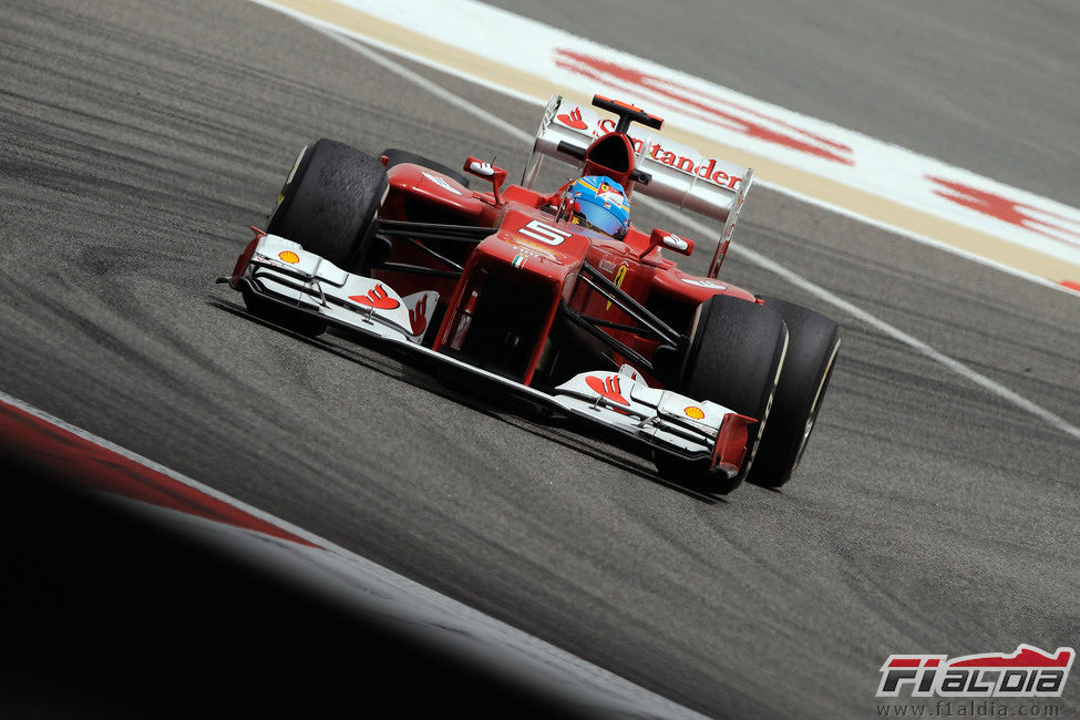 Fernando Alonso rueda en Barein con el F2012