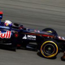Daniel Ricciardo rueda en la clasificación del Gran Premio de Baréin 2012