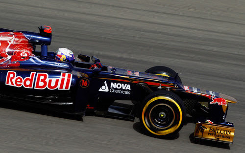 Daniel Ricciardo rueda en la clasificación del Gran Premio de Baréin 2012