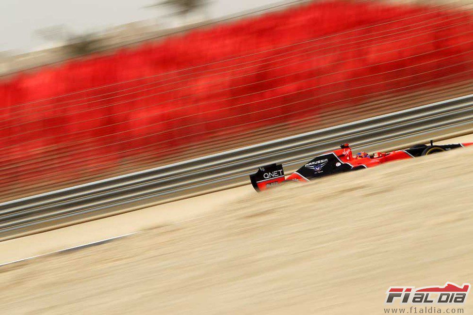 Timo Glock rueda en Baréin