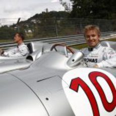 Nico Rosberg y Michael Schumacher subidos en monoplazas clásicos de Mercedes
