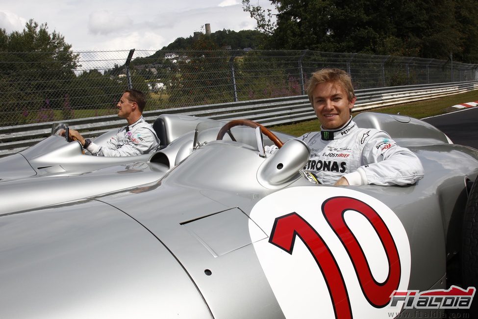 Nico Rosberg y Michael Schumacher subidos en monoplazas clásicos de Mercedes