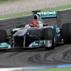 Michael Schumacher toma una curva con un monoplaza de Mercedes