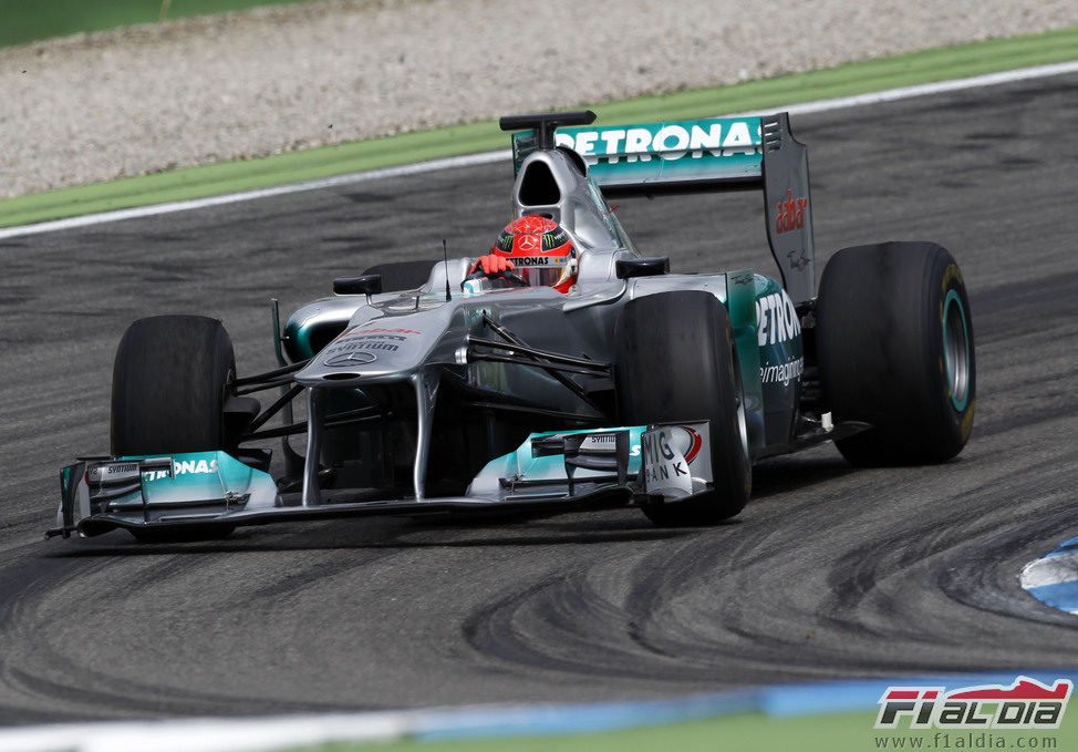Michael Schumacher toma una curva con un monoplaza de Mercedes