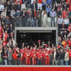 Los pilotos de Ferrari se sacan una foto con los fans