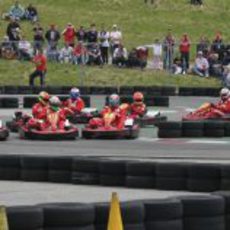 Los pilotos de la Scuderia compiten en la carrera de karts