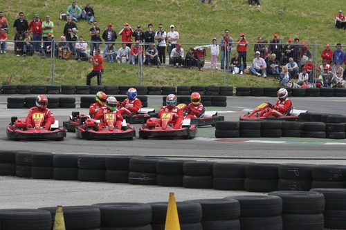 Los pilotos de la Scuderia compiten en la carrera de karts
