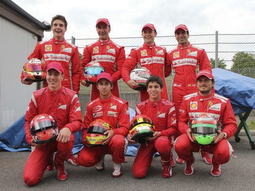 Posan todos los pilotos de la Scuderia juntos