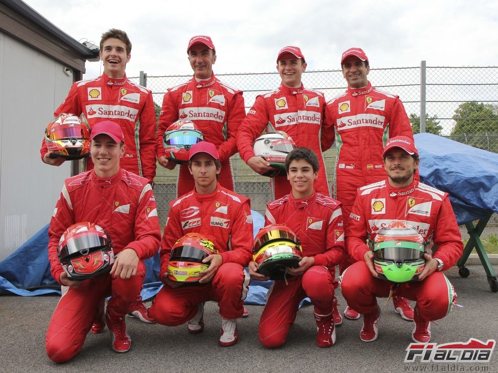 Posan todos los pilotos de la Scuderia juntos