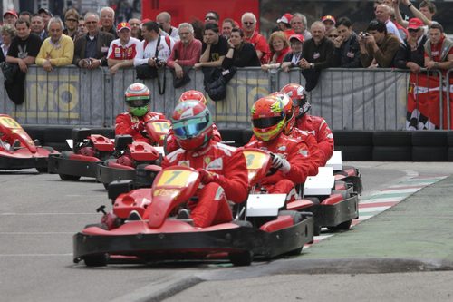 Los karts pasan por la parrilla de salida