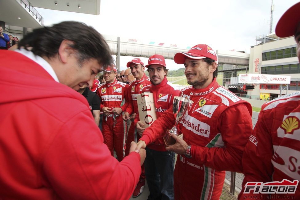 Giancarlo Fisichella saluda a un galardonado en el día de hoy