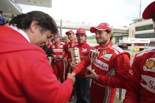 Giancarlo Fisichella saluda a un galardonado en el día de hoy