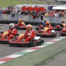 El kart 12 y el 6 luchan por liderar la carrera