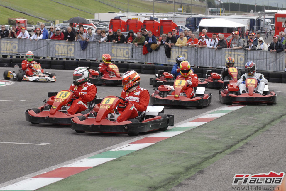 El kart 12 y el 6 luchan por liderar la carrera