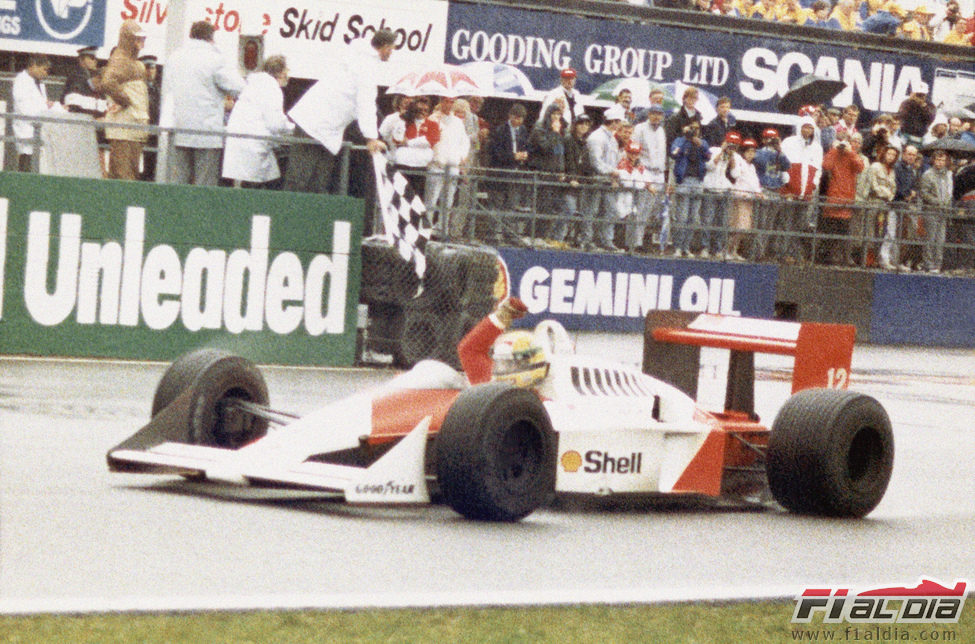 Ayrton Senna cruza la meta en una de sus victorias con McLaren