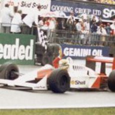 Ayrton Senna cruza la meta en una de sus victorias con McLaren