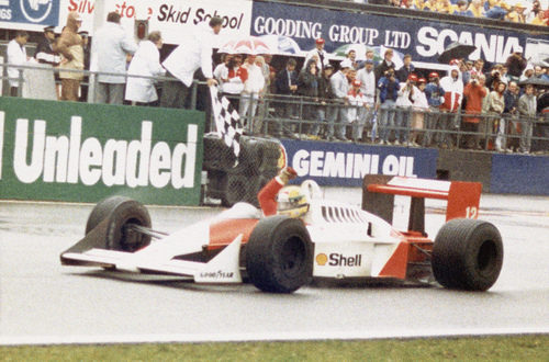 Ayrton Senna cruza la meta en una de sus victorias con McLaren