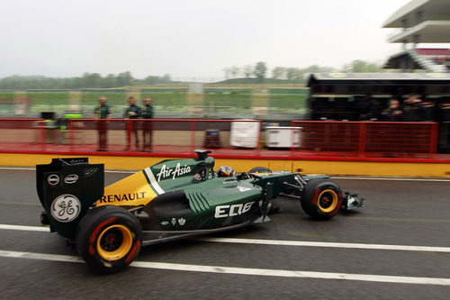 Rodolfo González sale a pista con el Caterham CT01