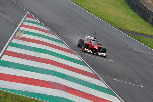 Fernando Alonso con el Ferrari F2012 en los test de Mugello