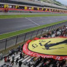 Los 'tifosi' muestran una bandera de Ferrari en la tribuna de Mugello